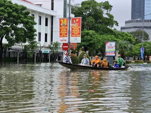 Thừa Thiên - Huế: Ghe chở 8 người vượt lũ gặp nạn, 2 mẹ con chết và mất tích