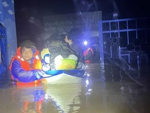 Công an "trắng đêm, xuyên ngày" vượt lũ giúp người dân bị nạn