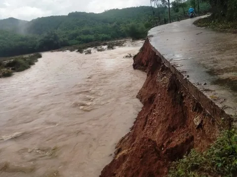 Kinh hoàng cảnh sạt lở đe dọa "nuốt" người đi đường