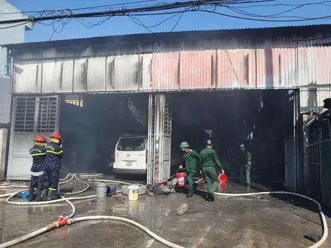 Cháy tiệm sửa xe, 5 ôtô bị thiêu rụi