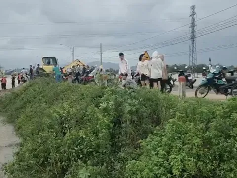 Một cô gái ở Bình Đình nghi bị nước lũ cuốn trôi mất tích khi qua bờ tràn