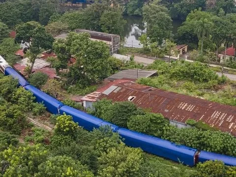 Cận cảnh đoàn tàu hạng sang của Tập đoàn Trung Quốc trị giá hàng trăm tỷ đồng đang 'đắp chiếu' ở Hà Nội
