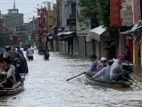 Thanh niên 'mắc kẹt' ở Huế đúng đợt mưa lịch sử, suýt khóc khi nhận chiếc bánh từ một ni cô