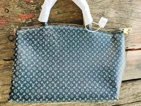 Nhặt rác làm sạch biển, lượm được túi hàng hiệu Louis Vuitton