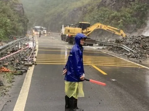Hàng nghìn m3 đất đá lăn xuống đường vừa được dọn sạch, đèo Khánh Lê lại sạt lở