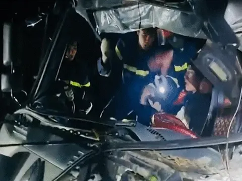 Cảnh sát phá ca-bin giải cứu tài xế xe tải mắc kẹt