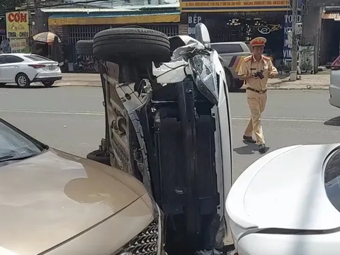 Clip TNGT: Không kiểm soát được tay lái, tài xế Hyundai Accent đâm liền ba xe khác