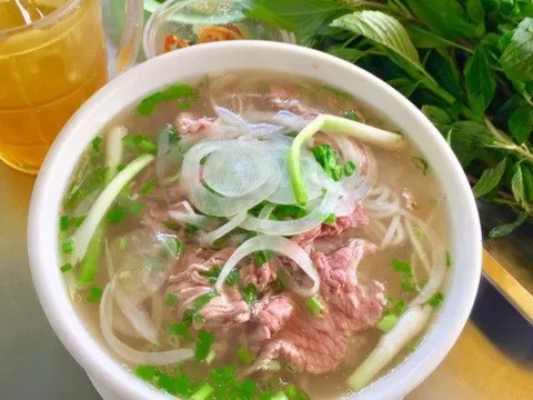 Thực hư chuyện ăn phở và uống trà đá cùng lúc "gây viêm đại tràng, ung thư"?