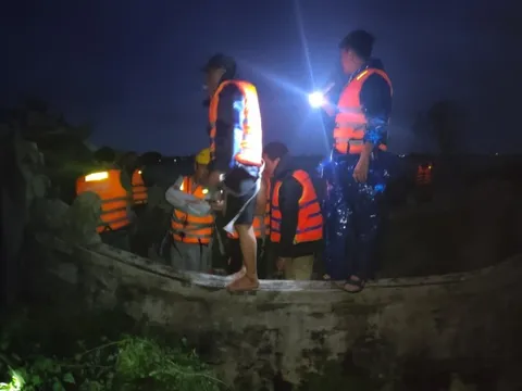 Cứu thành công 6 thành viên của đội trạm Viettel bị lật thuyền