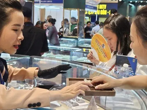 Vì sao ở Việt Nam vẫn tồn tại thói quen "mua vàng ở đâu phải bán ở đó"?