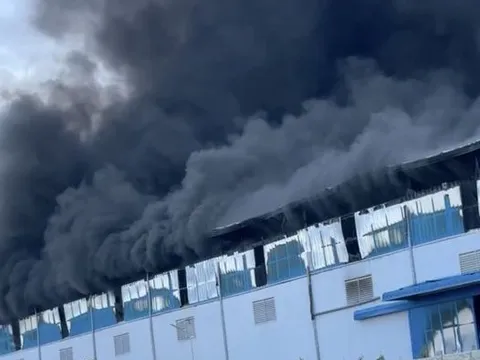 Cháy lớn ở khu công nghiệp, cột khói bốc cao hàng trăm mét
