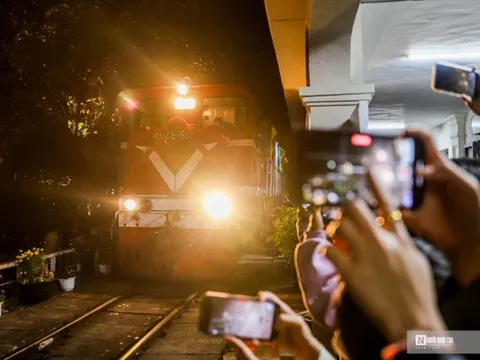 Du khách thích thú trải nghiệm đoàn tàu di sản