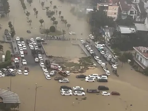 CLIP: Hơn 500 ôtô tại Huế ngập trong nước lũ, nhiều chủ garage từ chối nhận khách