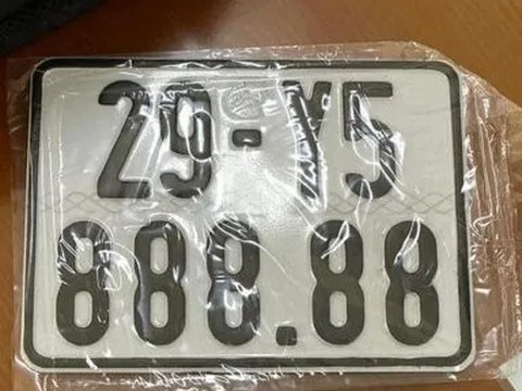 Hà Nội: Người phụ nữ bấm trúng biển số xe máy ngũ quý 8