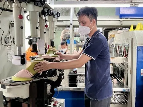 Người lao động đi trễ, về sớm, doanh nghiệp có được trừ lương?