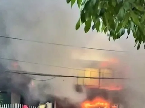 Quảng Ninh: Cháy xưởng sửa xe, nhiều ô tô bị thiêu rụi