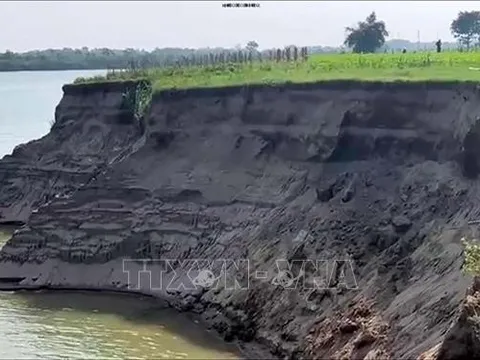 Dừng khai thác mỏ cát và khắc phục sạt lở bờ sông Mã