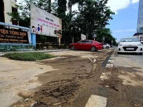 Dọn dẹp sau lũ ở Huế: Nhiều tuyến phố trong cảnh “cha chung chờ… người khóc”