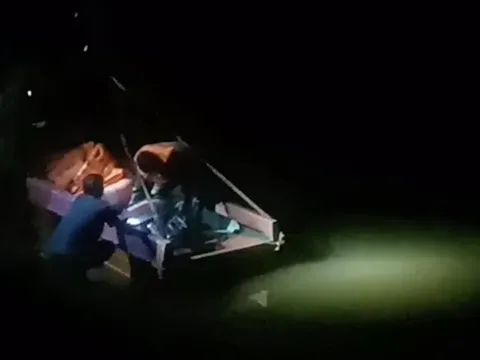 Lật thuyền, con trai tử vong, bố và con gái mất tích