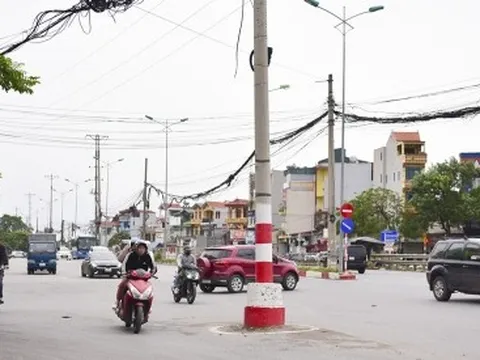 Cột điện mọc lên giữa đường khiến người tham gia giao thông nhiều phen thót tim