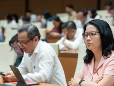 Quốc hội cho ý kiến về giảm thuế VAT, 2 phương án rút bảo hiểm xã hội một lần