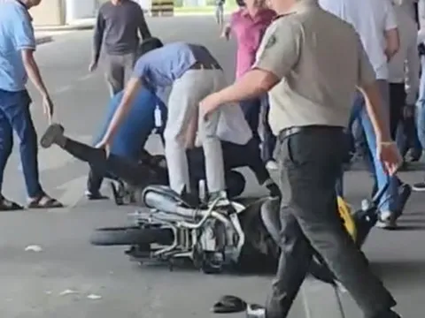 CLIP: Khống chế hai thanh niên gây náo loạn sân bay Tân Sơn Nhất