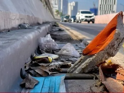 Đường vành đai 2 trên cao ở Hà Nội nhếch nhác, rác thải vương vãi khắp tuyến