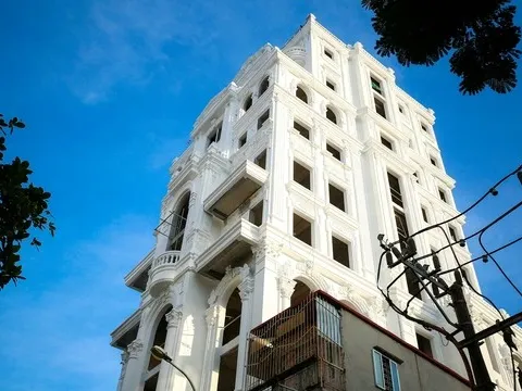 Tòa nhà có nhiều vi phạm trật tự xây dựng của "đại gia" nổi tiếng ngay gần toà 8B Lê Trực?