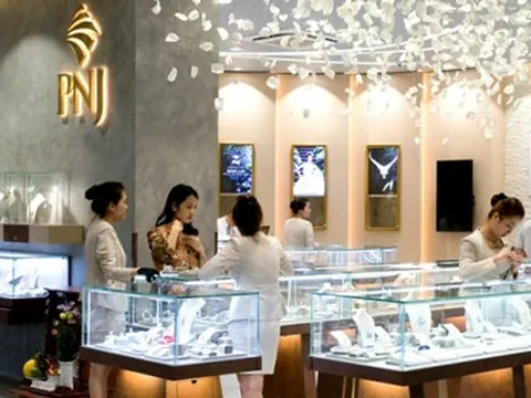 PNJ báo lãi tăng gần 32% trong tháng cao điểm của ngành bán lẻ