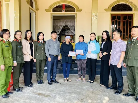 Trao 2 sổ tiết kiệm cho 2 con của Đại uý Trần Trung Hiếu hy sinh khi bắt tội phạm