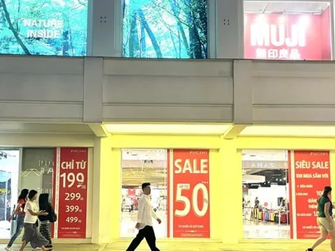 Black Friday mở sớm, hàng hiệu 'sale chồng sale' vẫn ế chỏng chơ