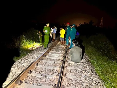 Bình Thuận: Ngồi nhậu trên đường ray, bị tàu hoả tông tử vong
