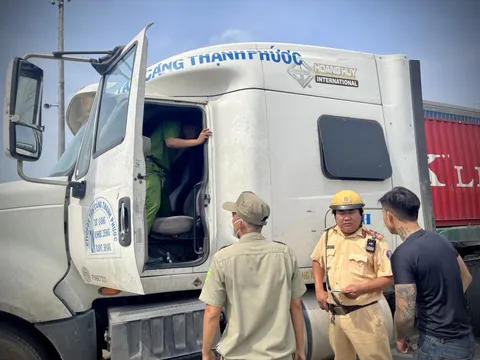 Hình ảnh CSGT kiểm tra tài xế ở cảng container lớn nhất nước