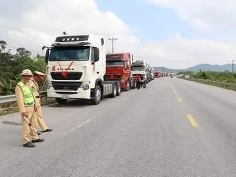 Hà Tĩnh: 50 xe đầu kéo diễu hành đám cưới