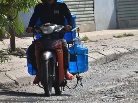 Người dân ven sông Lừ khổ sở vì đường xá vỡ nát, ô nhiễm do dự án tạm dừng