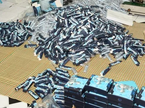 Nóng: Bộ Công an triệt phá 'nhà máy' bơm tinh dầu ma túy vào thuốc lá ở Hà Nội