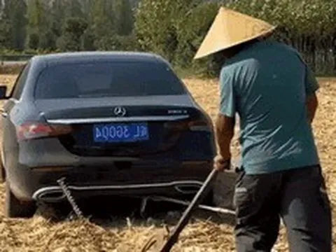 Quên máy cày đi, người nông dân này lấy hẳn Mercedes E-Class đời mới đi cày ruộng