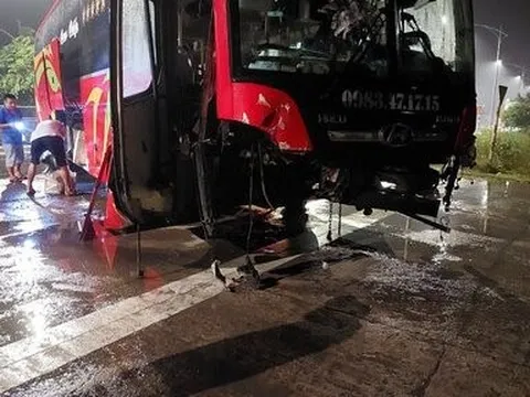 Hiện trường vụ tai nạn xe khách chở theo 20 người đâm dải phân cách