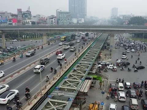 Hợp long hai cầu vượt thép tại nút giao Mai Dịch sau 6 tháng thi công