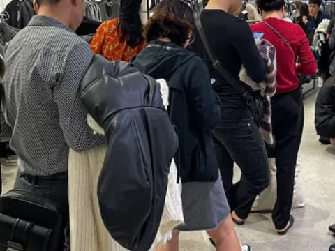 Vạ vật, xếp hàng cả tiếng đồng hồ mua đồ hiệu giảm giá Black Friday ở Hà Nội