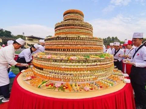 Chiếc bánh sinh nhật sushi khổng lồ đạt kỷ lục Việt Nam