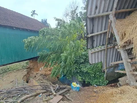 Tìm nguyên nhân mặt đất sụt lún thành hố tử thần sau tiếng động mạnh