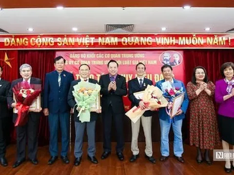 Hội Luật gia Việt Nam trao tặng huy hiệu Đảng cho đảng viên ưu tú