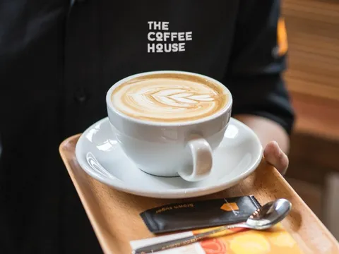 Câu hỏi khó cho CEO The Coffee House: Thời buổi 'sóng ngầm F&B', khách ôm laptop ngồi cả ngày mà chỉ gọi 1 cốc nước, ứng xử ra sao?