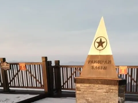 Lần thứ 2 đỉnh Fansipan xuất hiện băng tuyết