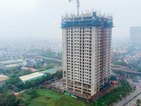 Cận cảnh khối bêtông 25 tầng bỏ hoang trên khu đất đắc địa ở Hà Nội