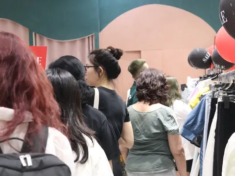 Chen chúc săn hàng sale trong dịp "Black Friday"