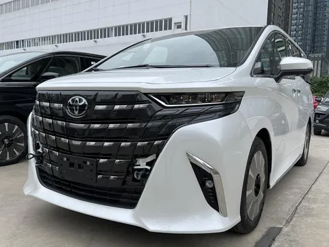 Toyota Alphard 2024 bị bán chênh 300 triệu: Giá lăn bánh bản base hơn 5 tỷ, nhiều nơi găm xe kiếm lời