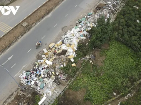 Rác thải ngập tràn con đường mới thi công ở Hà Nội