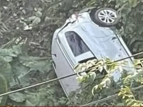 Ô tô con lao xuống vực ở Sơn La, 2 người bị thương nặng